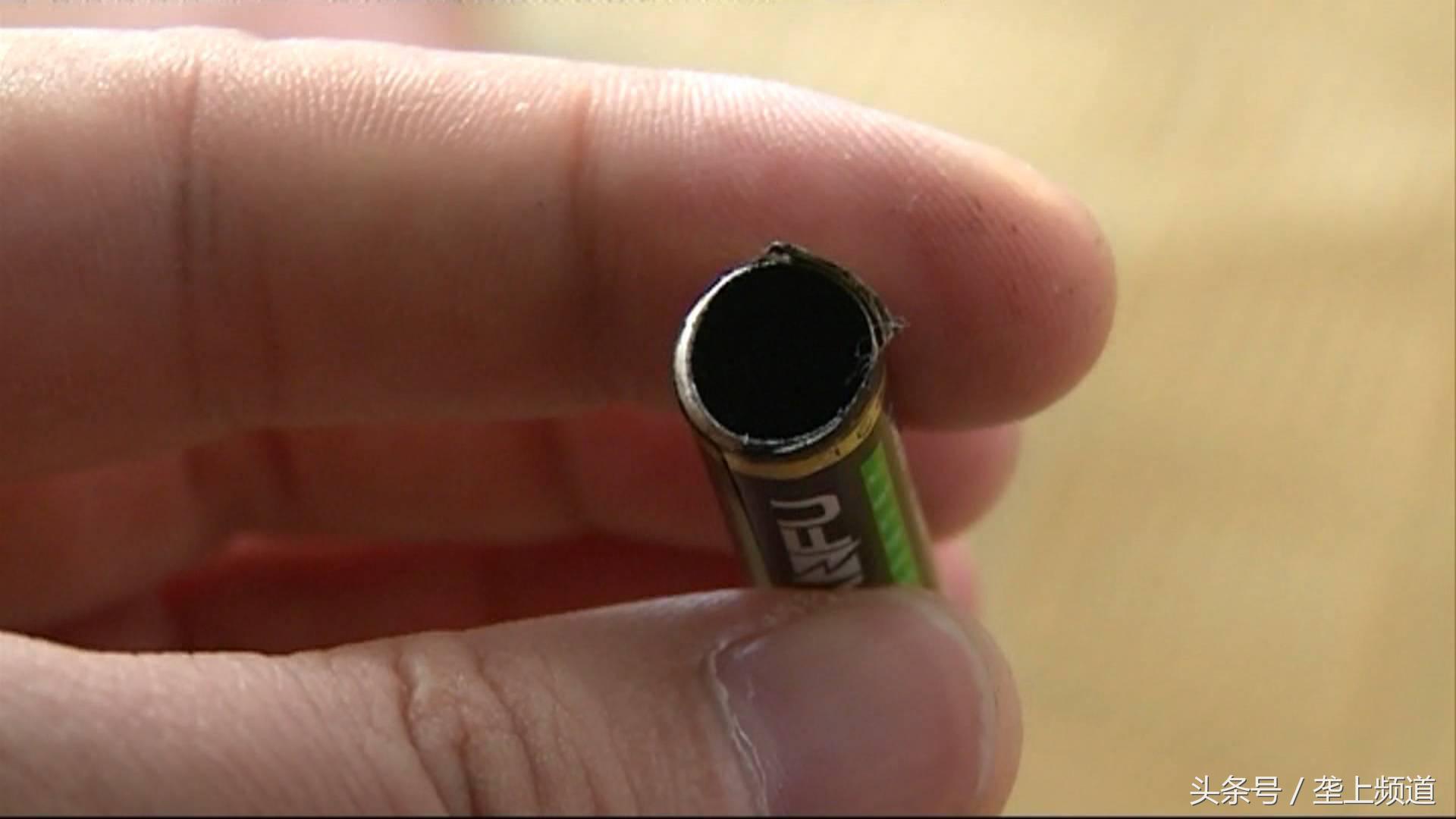 边玩手机边充电手机就爆炸的视频,手机充电处有股焦糊味会爆炸吗