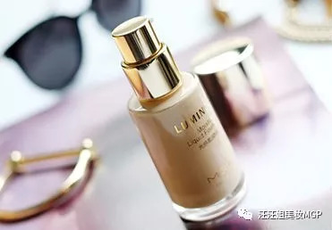 粉底液和bb霜区别与选择色号对比 (粉底液粉霜粉膏哪个更适合混油皮)