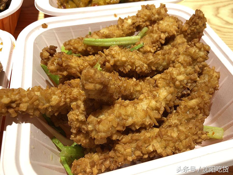 从这里打包4盒炒菜，回家路上，我没忍住偷吃了好几口！