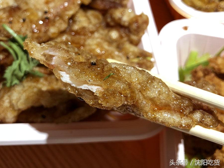 从这里打包4盒炒菜，回家路上，我没忍住偷吃了好几口！