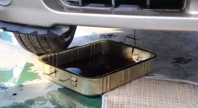 机油变黑黄的原因,机油换了没多久颜色变黑正常吗