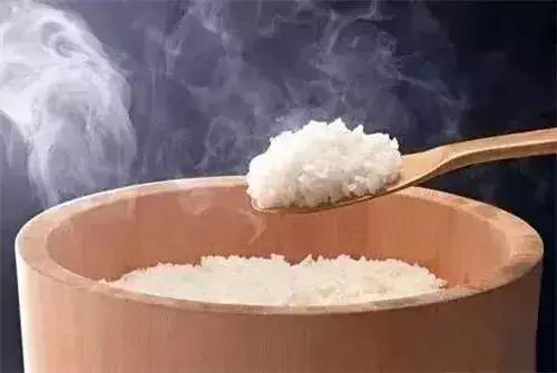 没煮熟的米饭怎么补救,饭没煮熟夹生饭怎么补救