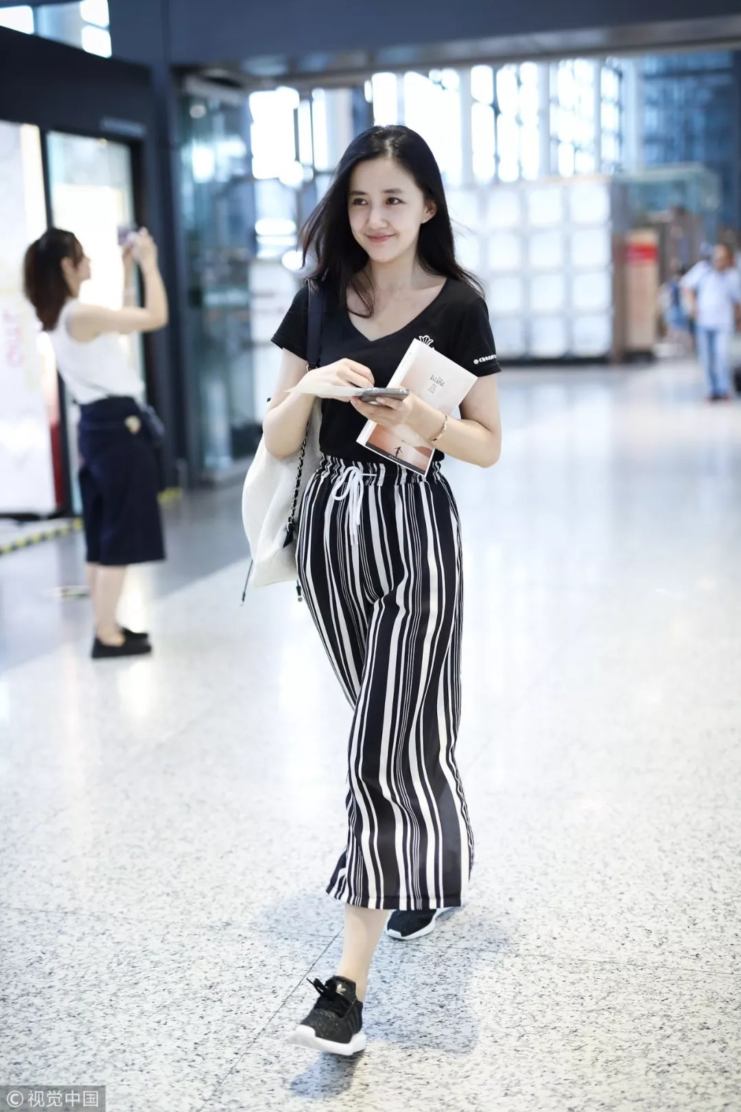 初秋的“C位”是杨超越的格子还是王丽坤的条纹？