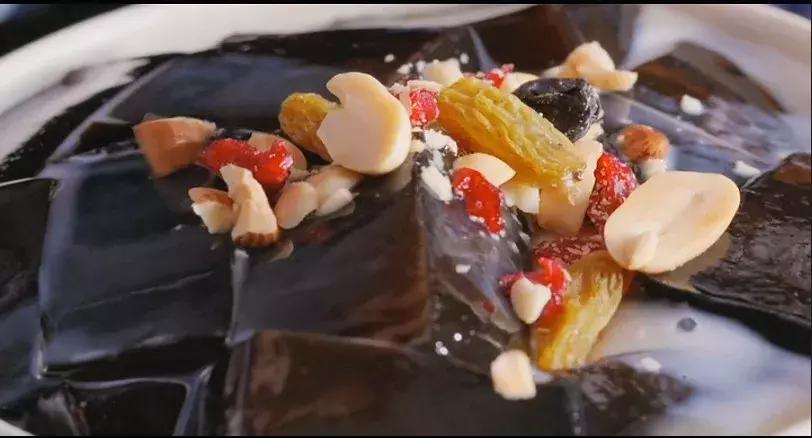 奶茶里的黄色透明果冻是什么,仙草冻和奶茶冻的区别