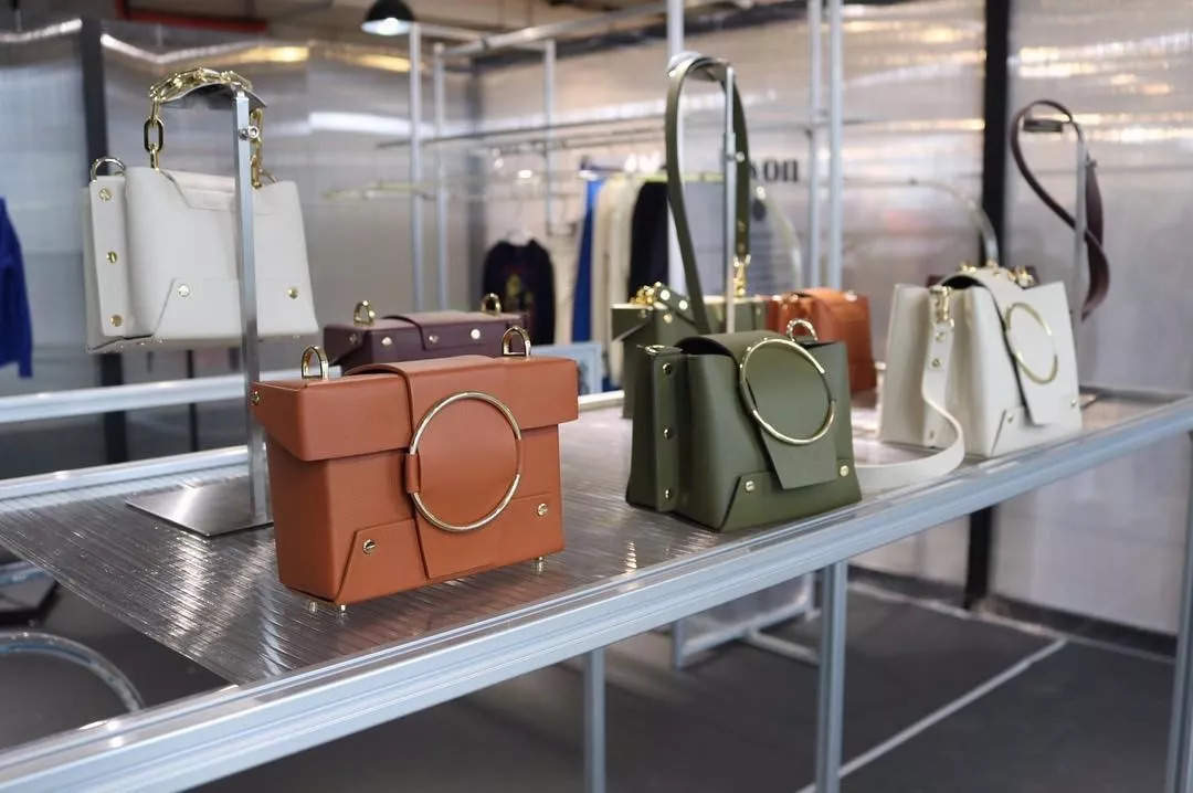 英伦风背什么包,好奇时髦精们今年都在背什么包