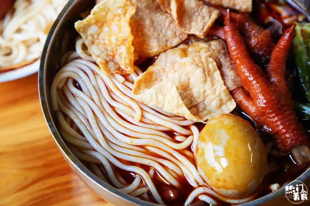 中南大学侧门小巷子口这家螺蛳粉店，不起眼却一火5年