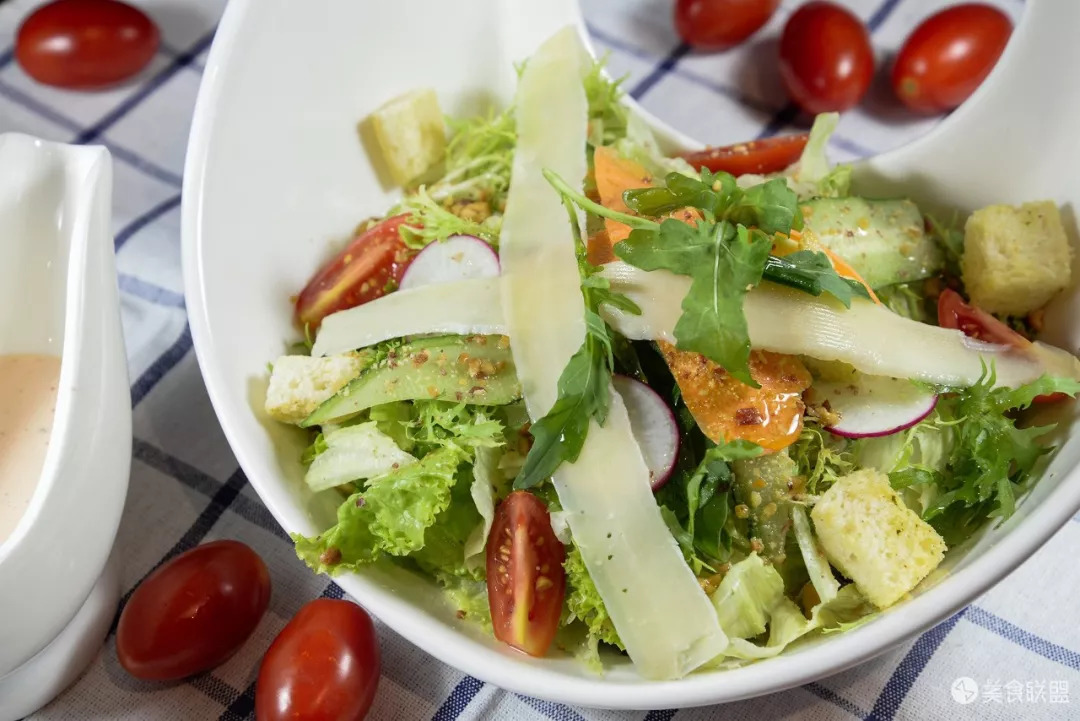 每天都有大量肉食动物到昆明废旧工厂，狂啃50CM高的火焰战斧牛排