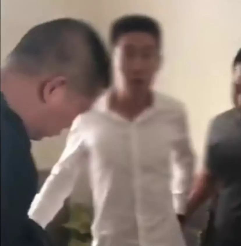 男子下决心花11000元巨资网购，打开包裹一看人气蒙了：里面竟是5包五香豆！