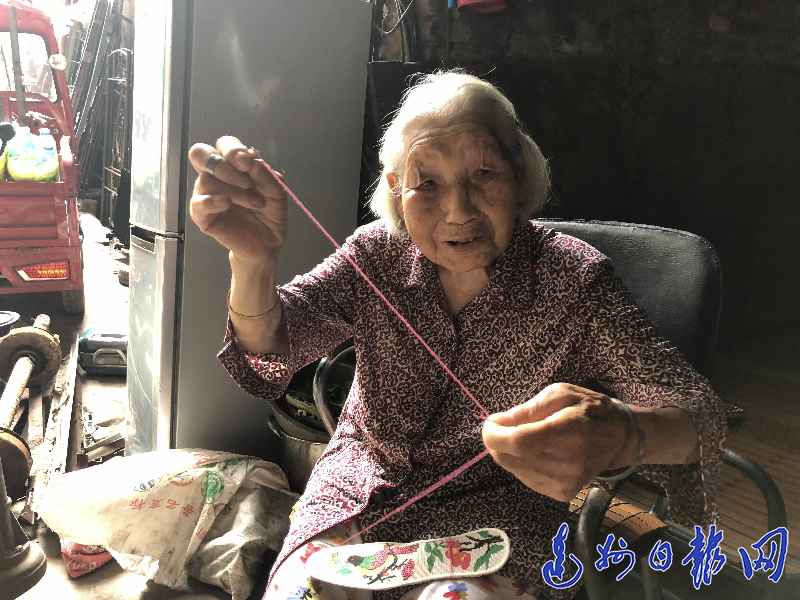 90岁寿星老妈飞针走线绣鞋垫,八十年代的一种线绣花鞋垫