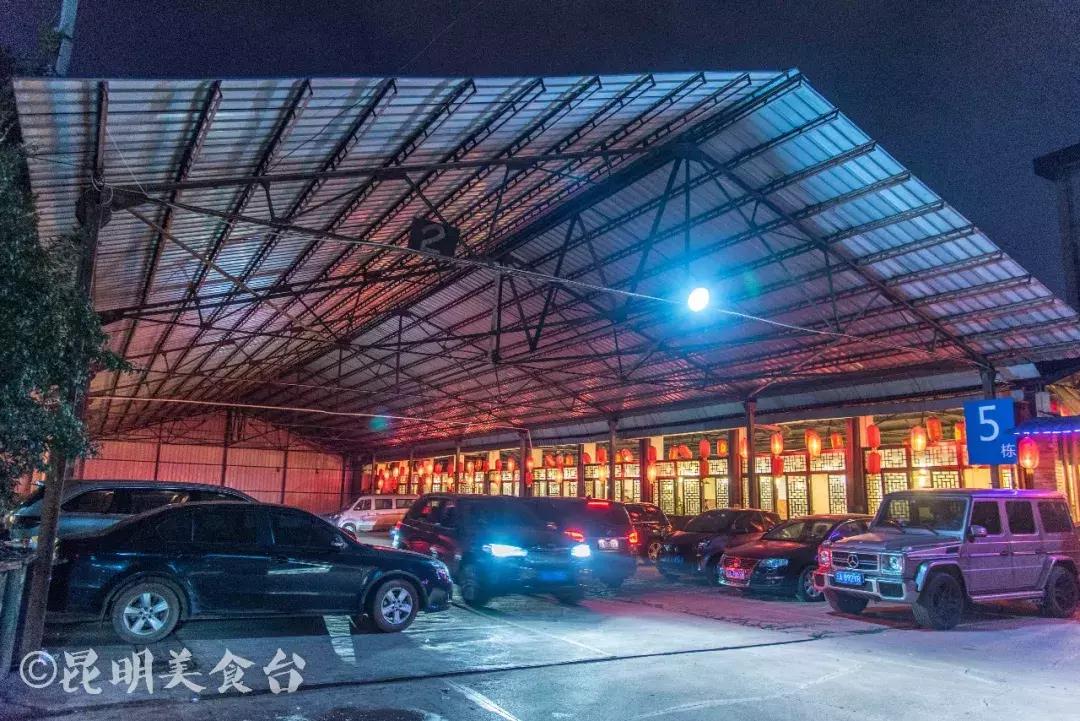 藏在昆明老厂房里的柴火鸡，一款酱料价值百万，连续排队5年