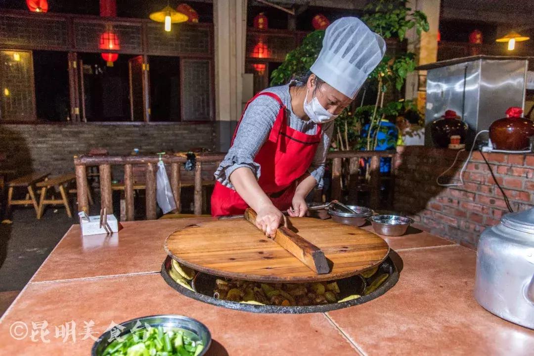 藏在昆明老厂房里的柴火鸡，一款酱料价值百万，连续排队5年