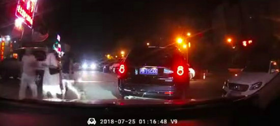 男子酒后站台寻衅滋事被暴打,男子酒后倒车打砸挡路者