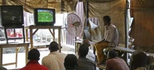 他在垃圾堆里出生成长，从小踢废弃物长大，如今却成杰拉德接班人