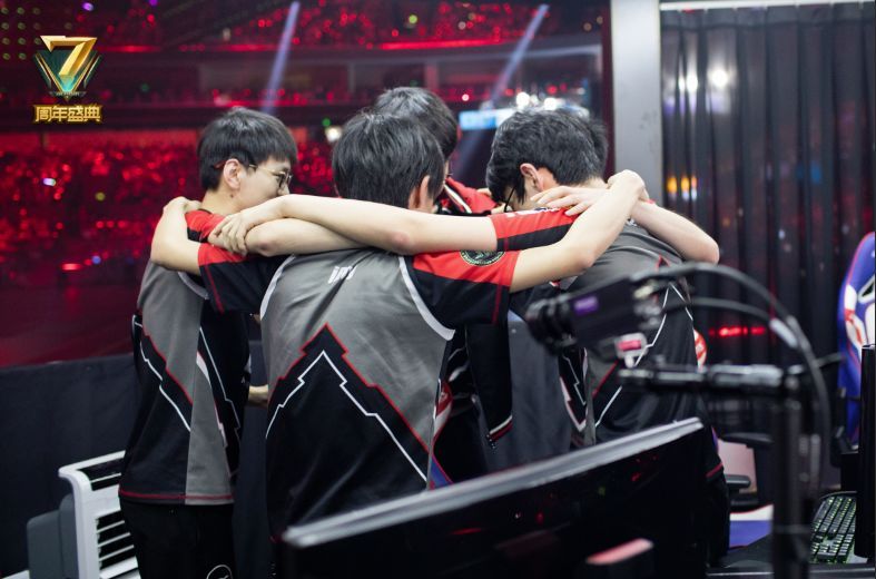 一个世界冠军的命运,edg时隔四年再次拿到lpl的冠军