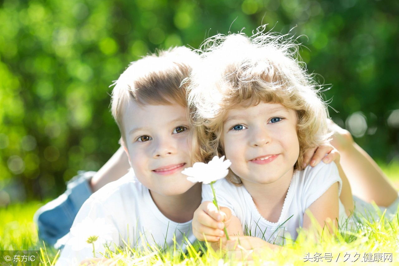 孩子吃饱了喝足了还是使劲哭,孩子吃饱也哭怎么回事