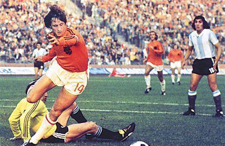 442评选足坛现役十大后腰,c罗评价梅西与姆巴佩谁更厉害