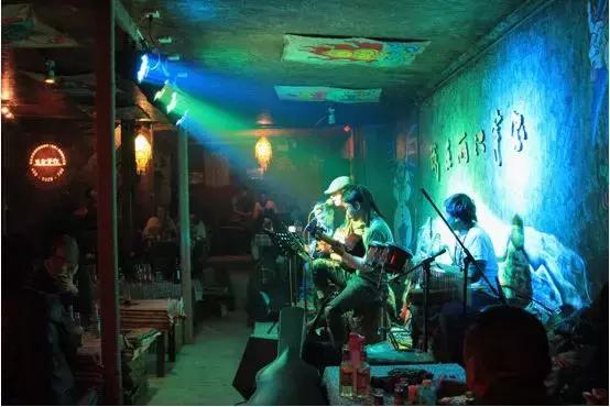 十二点的街头，一把吉他一个他……