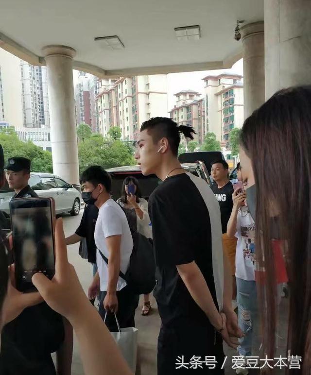 百分九男团什么时候出道的,百分九男团上跑男蔡徐坤