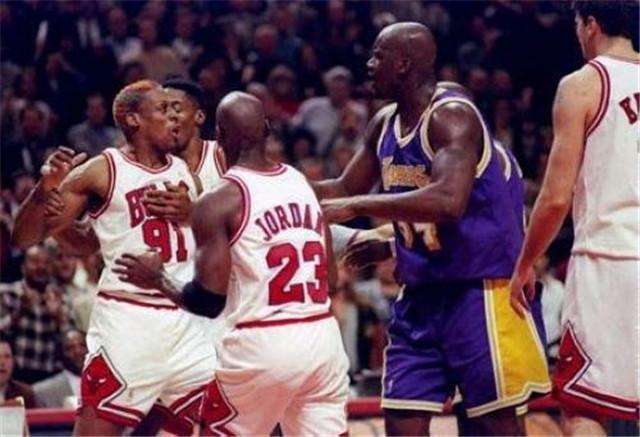 巴克利嘲讽奥尼尔生涯后期得分,奥尼尔为什么会和巴克利冲突