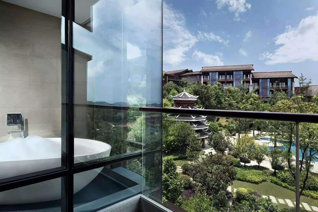 本为“酒店人”方寻“酒店乐”，西装革履，亦要乐活人生