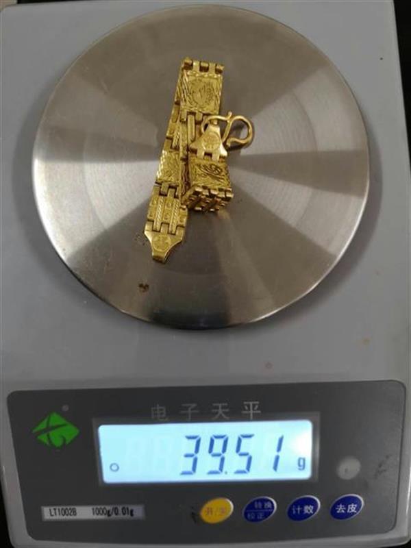 男子买香烟套路,男子用买到假烟套路