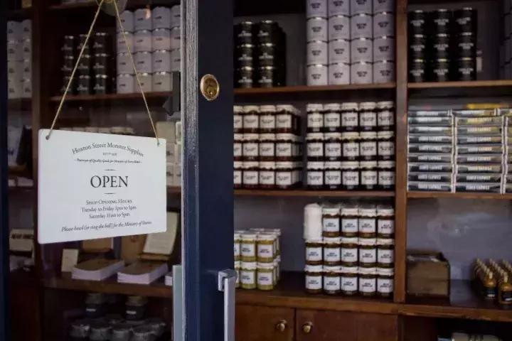 这家怪物用品商店一本正经的胡说八道，背后是竟然他们