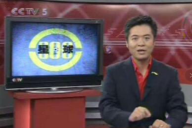 新闻主持人不拍下身原因：女士穿热裤，看到他穿短裤上台我服了！