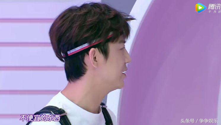 鬼鬼的化妆台很简单，何炅脱口而出4个字，却暴露了她的真实性格