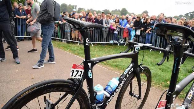 器材盛宴环英国上的车手战车