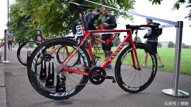 器材盛宴环英国上的车手战车