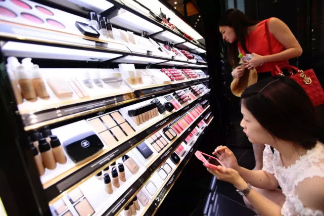 坐拥万亿级市场的代购凉了,酷爱买奢侈品的中产慌了