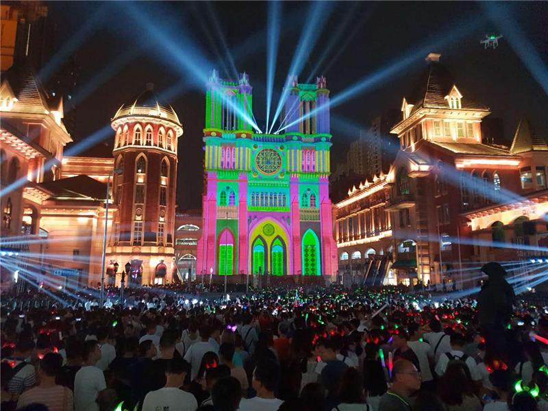 五洲十国“旅游达人”点赞光谷·光影嘉年华称美好时光令人难忘