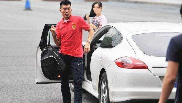 武磊在国足有多少钱,国足球员豪车视频