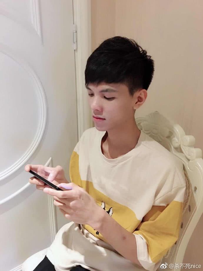 他被朋友看不起，家里人觉得他没用，如今这位网管小哥拿百万年薪