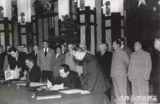 为何不动香港？看看毛*东泽**周恩来的战略眼光