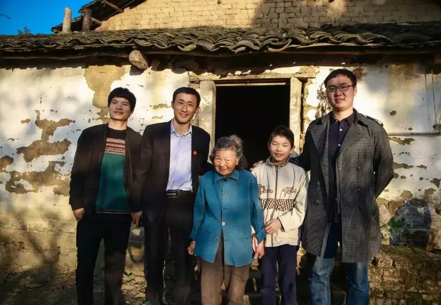 湖北唯一！何欢，十二年，他把即将撤销的学校，如今变为名校