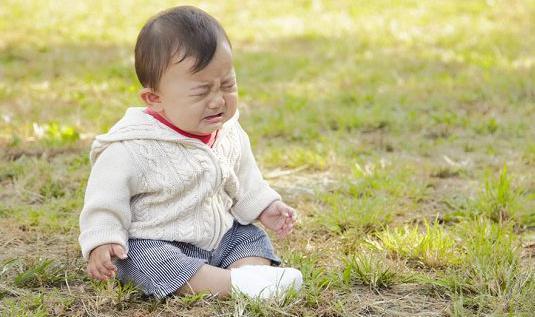 宝宝容易受惊吓是怎么回事,一个半月宝宝受惊吓怎么解决