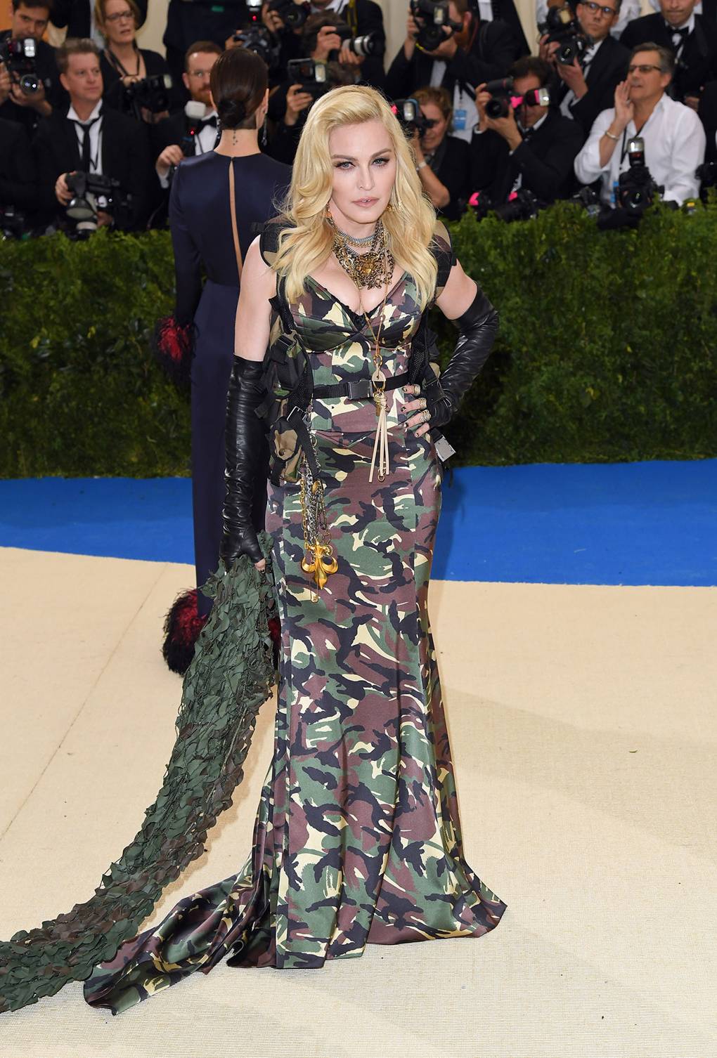 麦当娜出道至今最具代表性的49个装扮,看天后如何引领时尚潮流