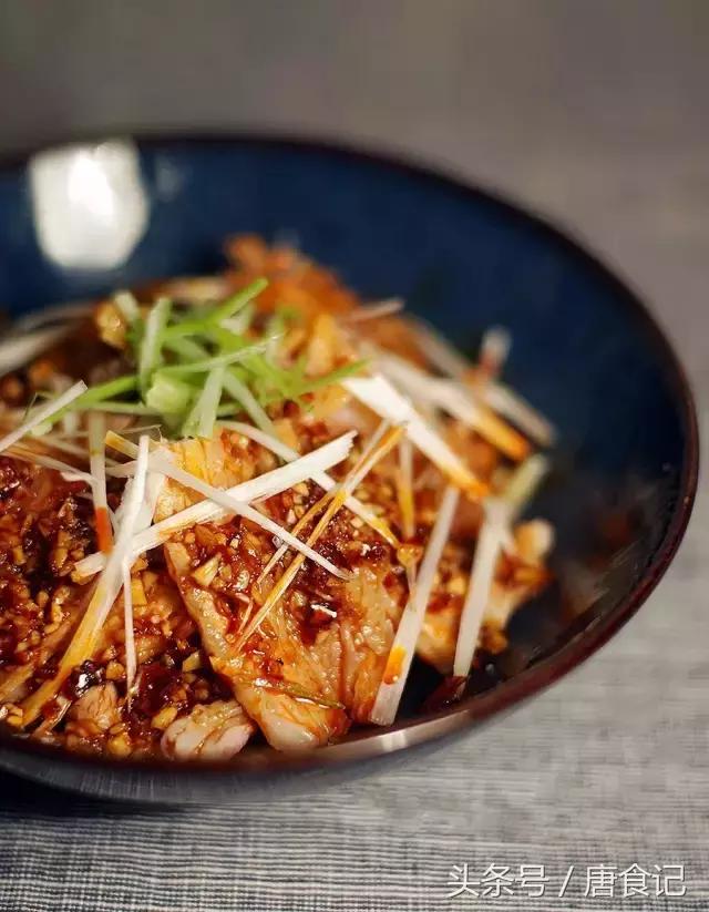 蒜泥小黑猪｜来来来，张嘴~先吃一口再喝……