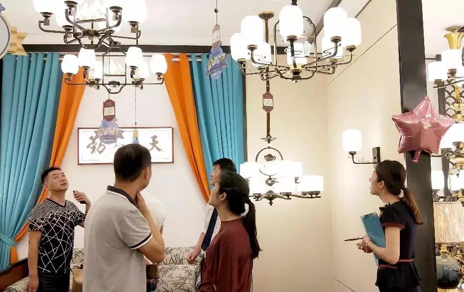 钜豪照明旗舰店直播间,推出活动提升门店营业额