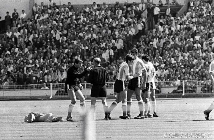 一场足球比赛11张红牌,一场足球比赛红牌最多