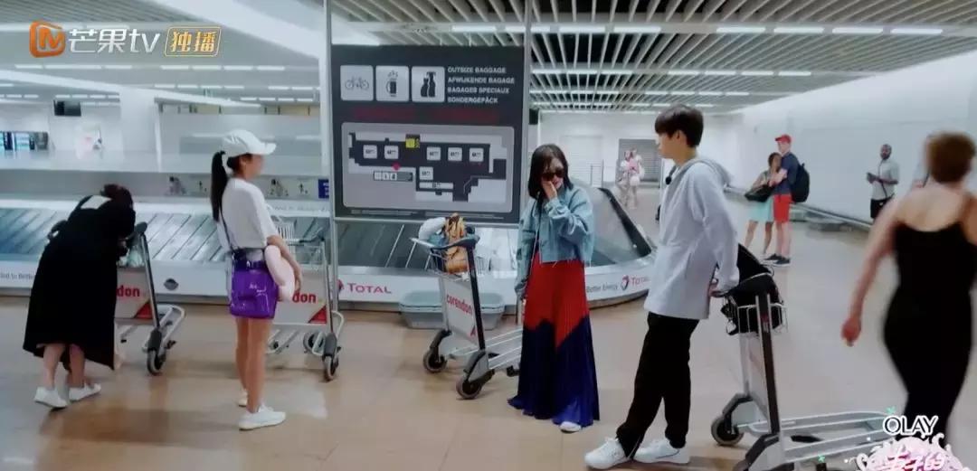 梁洛施秋冬穿搭,梁洛施机场装扮