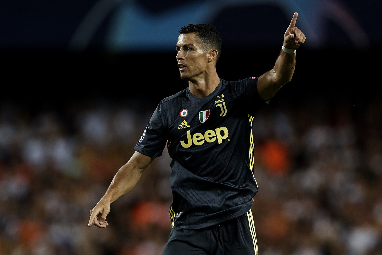 足球秘闻,fifa足球世界2022欧冠本泽马