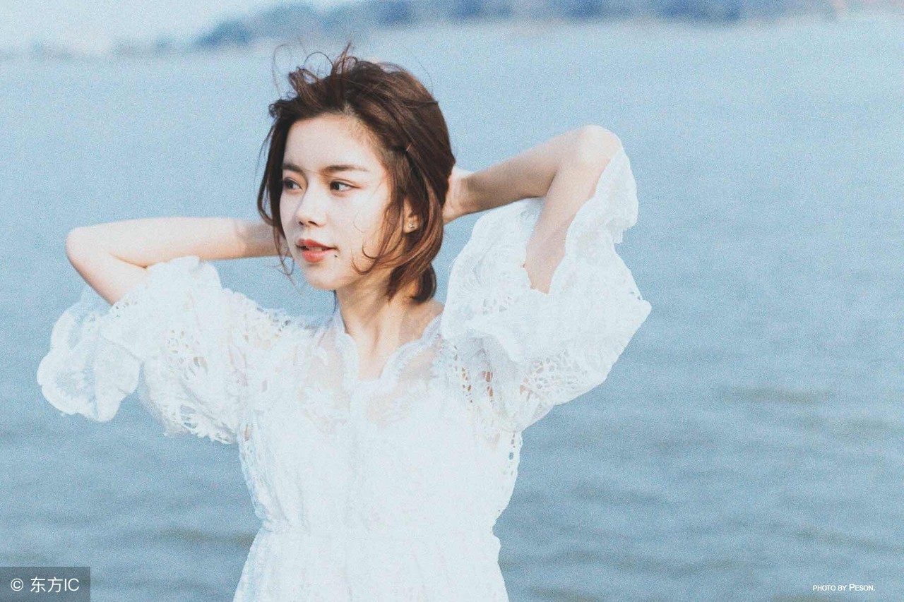 黎兮诺在门口徘徊了很久，直到看到好多吃饭归来的人都进到大厦里