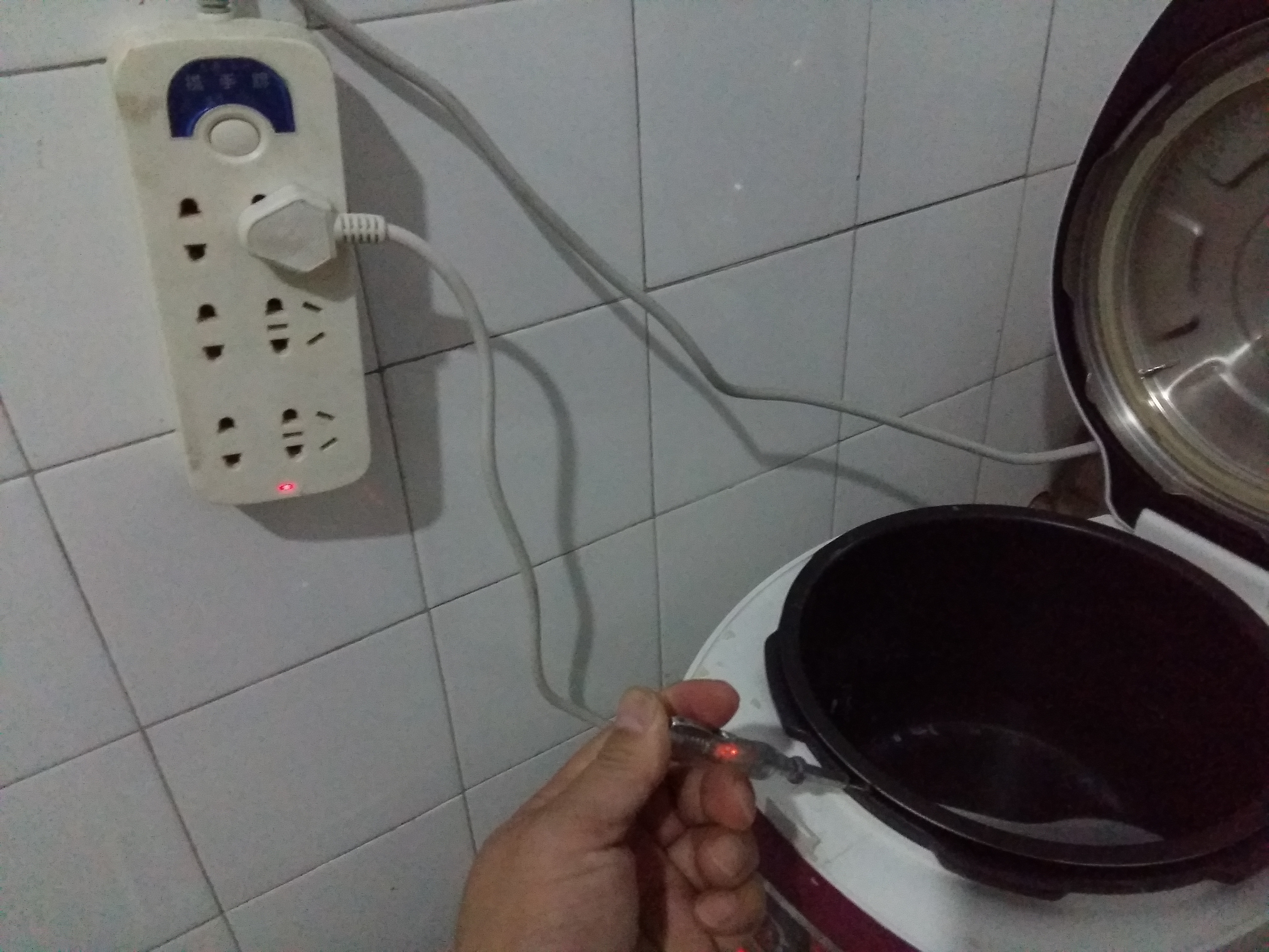 电饭锅电源线漏电原理,怎么判断电饭锅漏电还是插排漏电