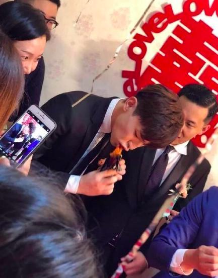 邓伦回老家当伴郎，被曝送99万份子钱，本人发表情包暗示家里没矿