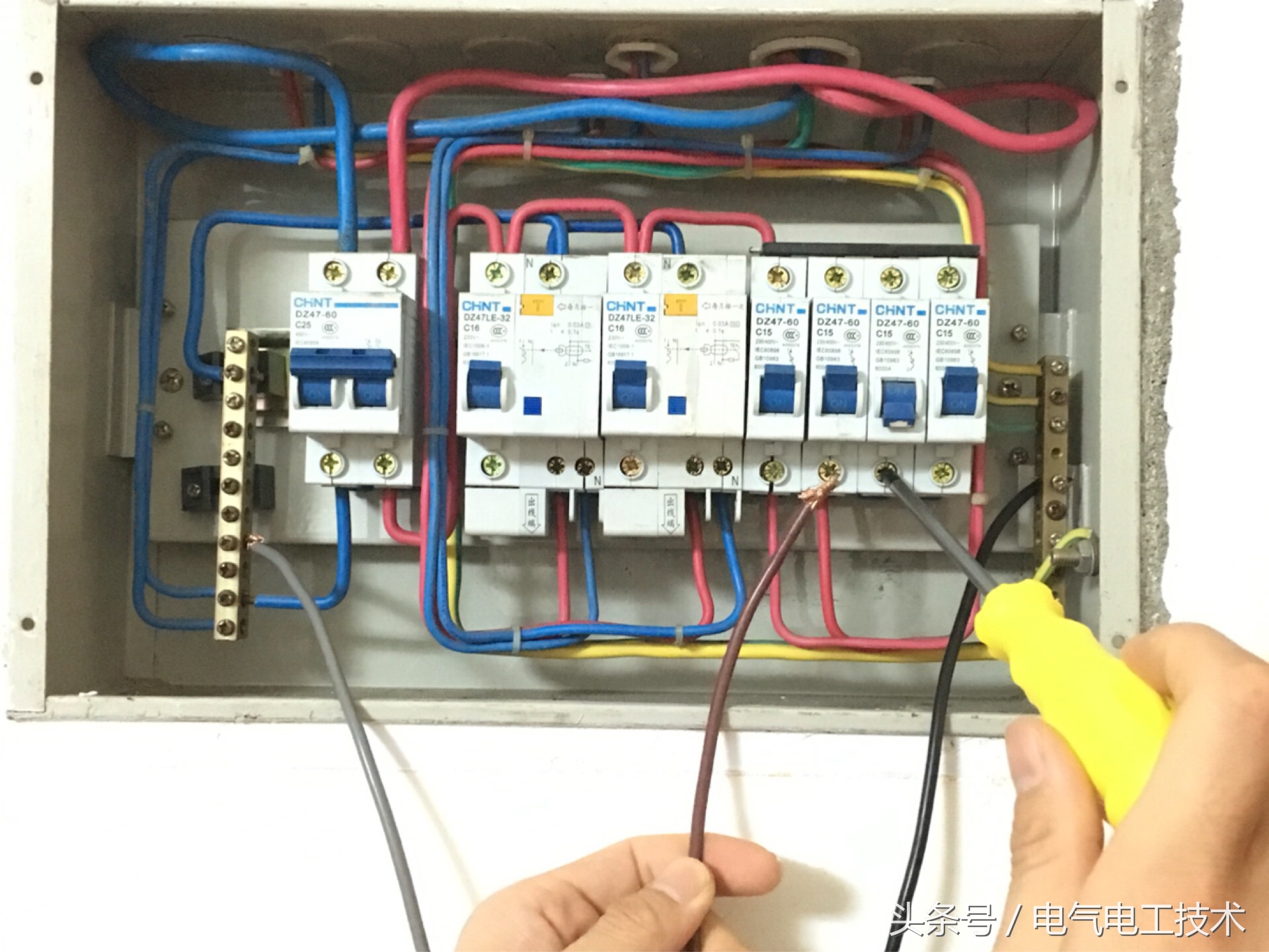 配电箱带电:火线,零线,地线怎么接线和拆线?正确顺序是什么?