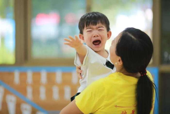 孩子在外面玩不跟着我们走怎么办,孩子在外面玩就是不进屋怎么办