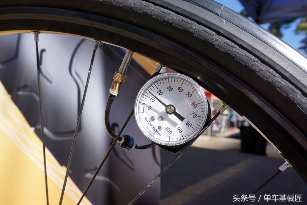 自动充气轮胎终于问世，没有沉重的气泵，无需电池，只要骑就充气