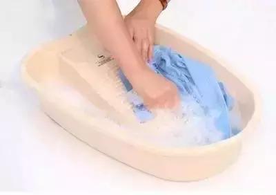 衣服不管染上什么只需一招,衣服染到污渍怎么洗掉